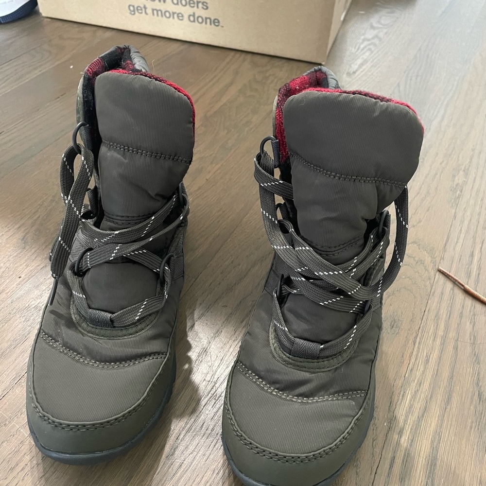 Barely worn, Sorel snow/rain boots, olive green size 6